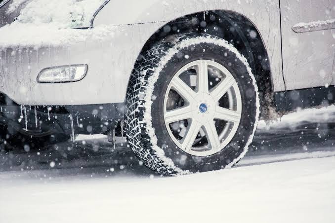 「雪道で車がスタックしたらどうすればいい？よくあるパターンと正しい対処法」のアイキャッチ画像